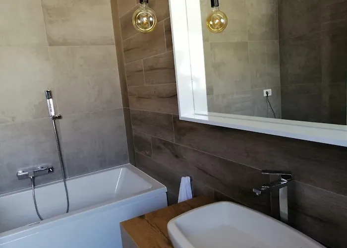 Orao فيلة Kaštel Novi