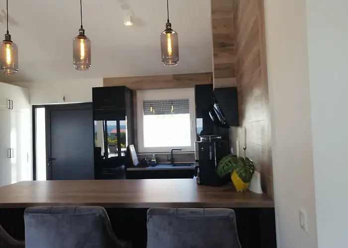 Orao فيلة Kaštel Novi