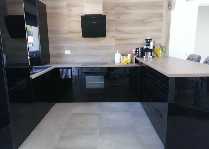 Orao فيلة Kaštel Novi