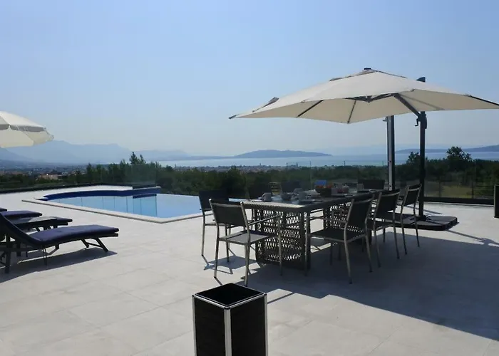Orao فيلة Kaštel Novi