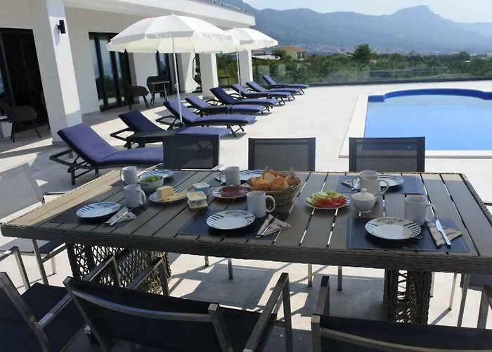 Orao فيلة Kaštel Novi