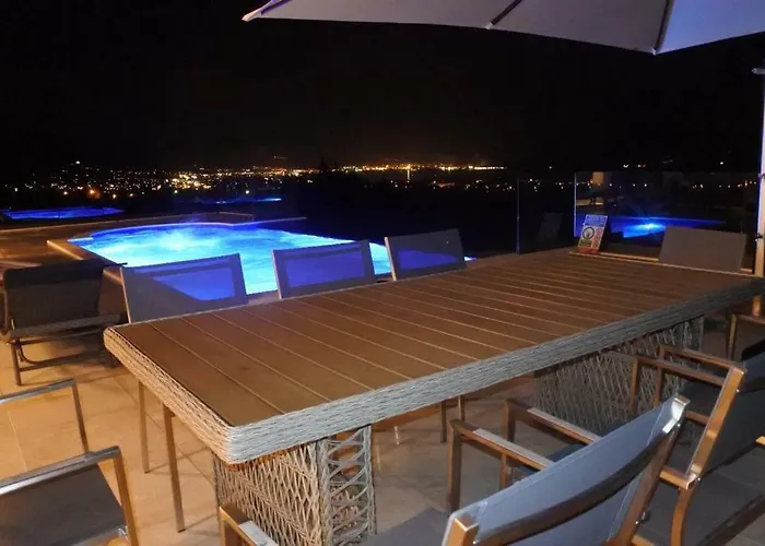 Orao فيلة Kaštel Novi